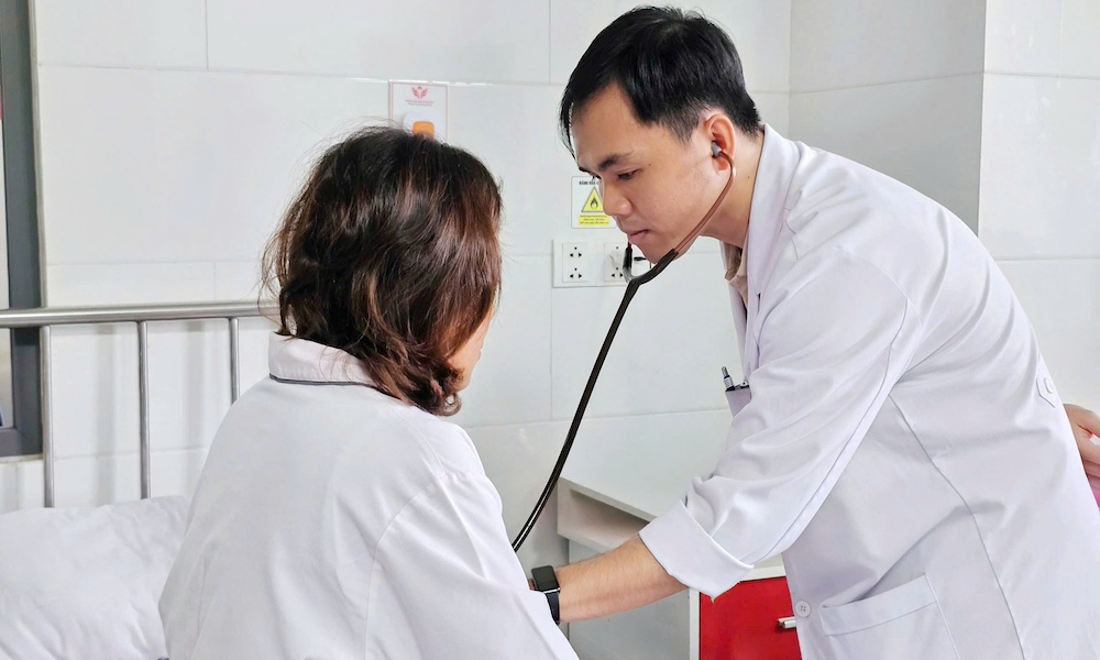 Cảnh báo việc lạm dụng uống thuốc “xách tay”